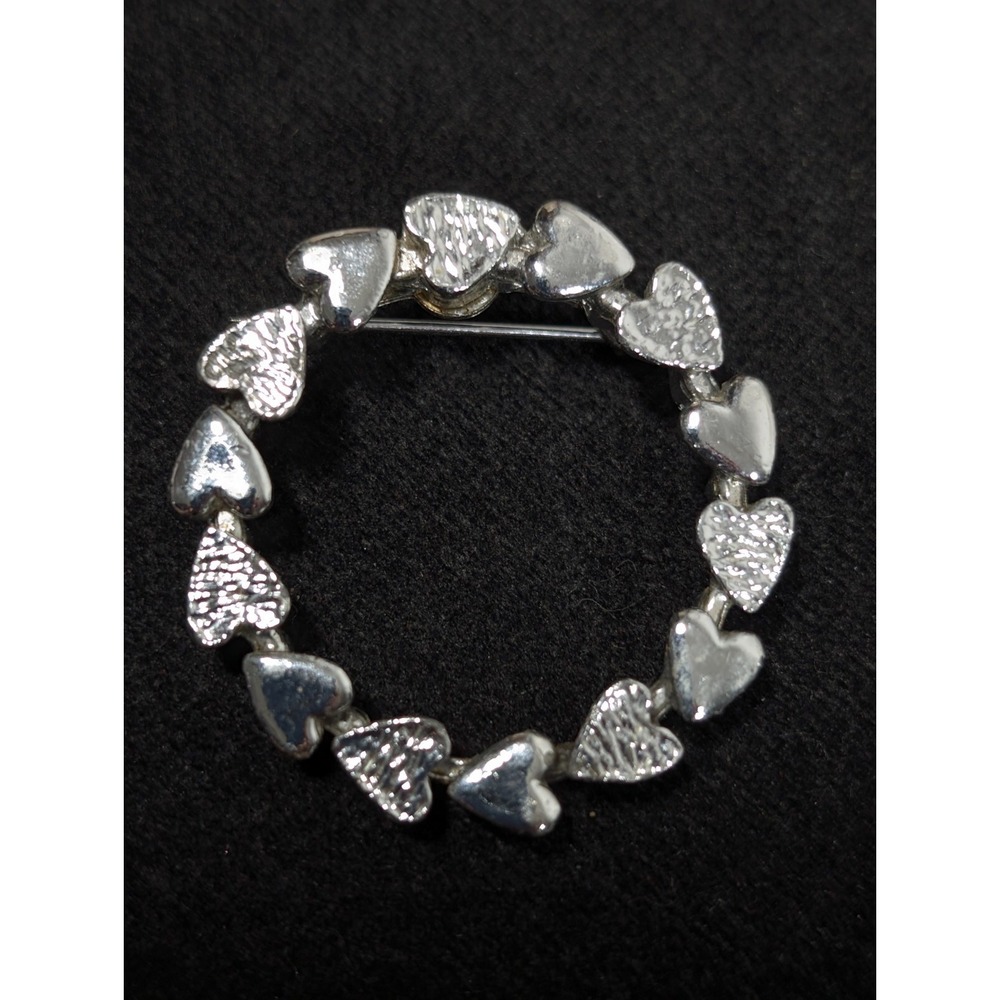 Vintage Gerrys Silver Tone Heart Wreath Round‎ Pin Brooch